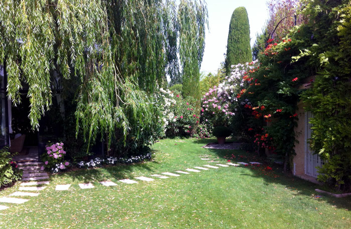 jardin fleuri de style provençal