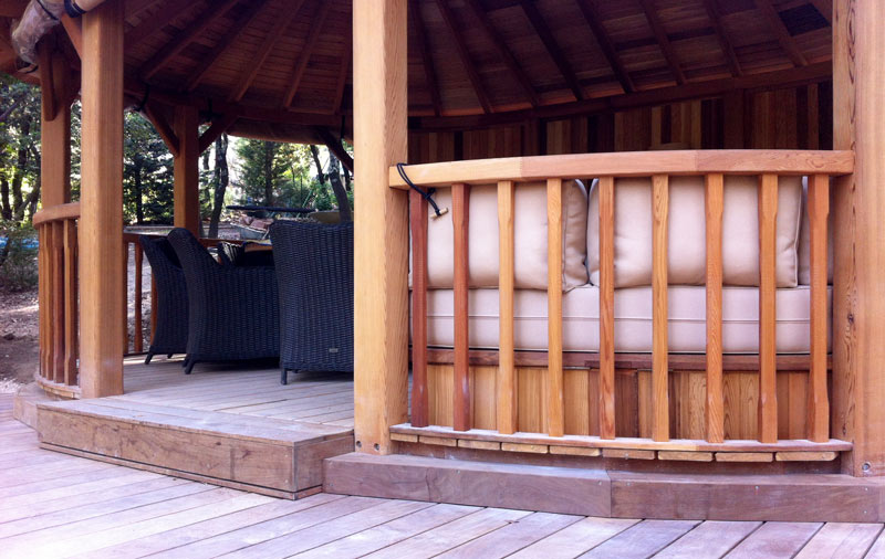 terrassement et salon couvert en bois traité